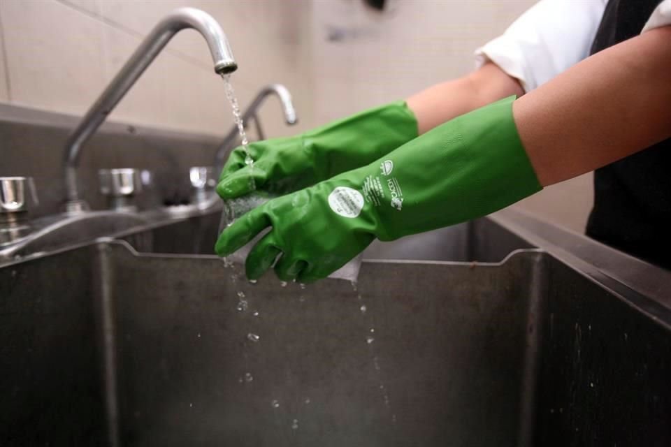 El Conapred exhortó a las trabajadoras del hogar a reforzar las medidas básicas de higiene, como aumentar el lavado de manos y asegurar el uso de guantes.