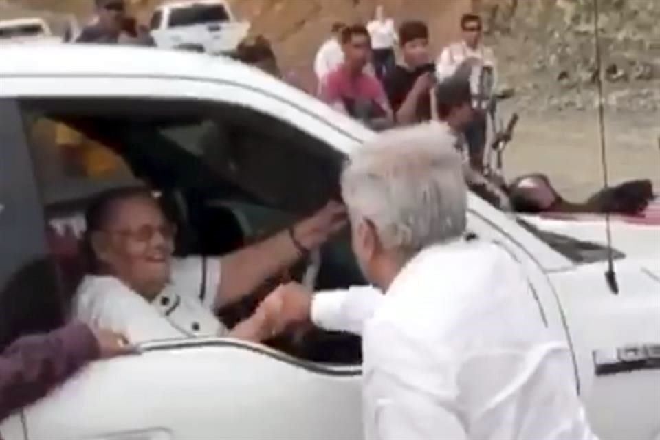En su gira por Sinaloa, el Presidente AMLO se acercó y saludó a la mamá de 'El Chapo' Guzmán, icono del crimen.