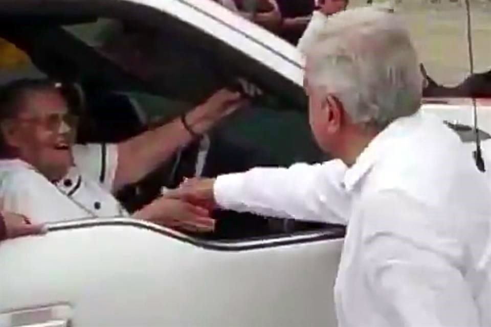 El Presidente López Obrador saludó a la mamá de 'El Chapo' durante su visita a Sinaloa.