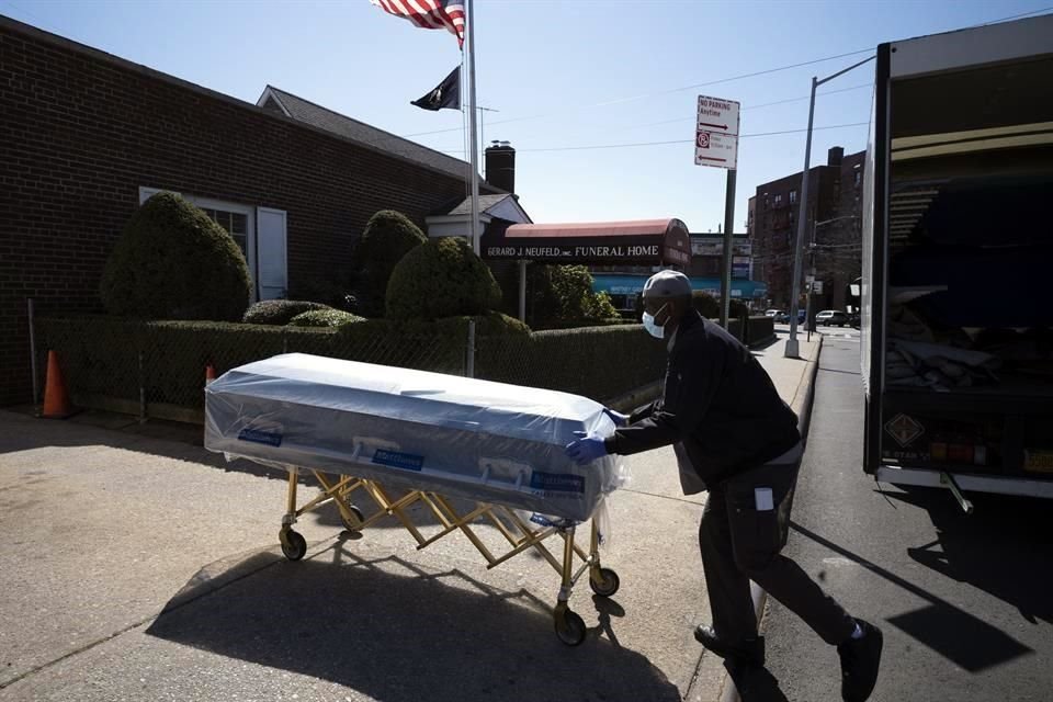 Un trabajador entrega ataúdes en una funeraria en Queens, Nueva York.
