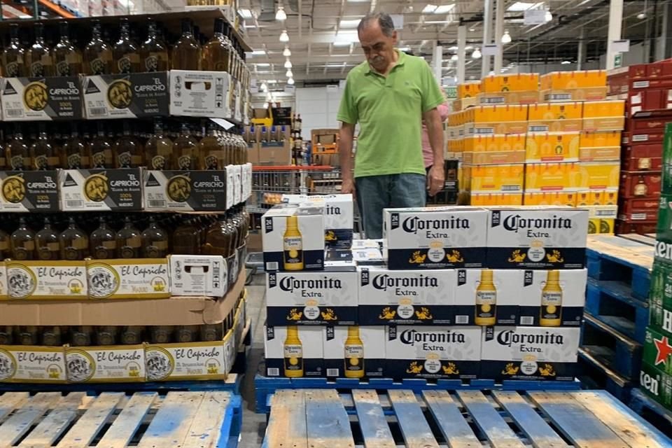 Ante el rumor de un posible paro de cerveceras por la contingencia del Covid-19, regios acuden a negocios para realizar compras de pánico.