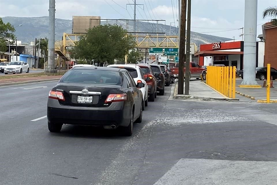 En un depósito de la Avenida Raúl Rangel Frías, a un lado de una sede de Cuauhtémoc Moctezuma, los empleados señalaron que desde las 10:00 horas hubo filas de por lo menos 10 vehículos.