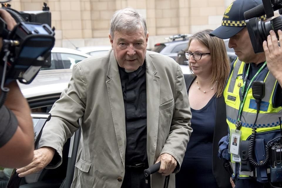 Dos presuntas víctimas revelaron abusos sexuales cometidos por el cardenal George Pell, quien cumple 6 años de prisión por pederastia.