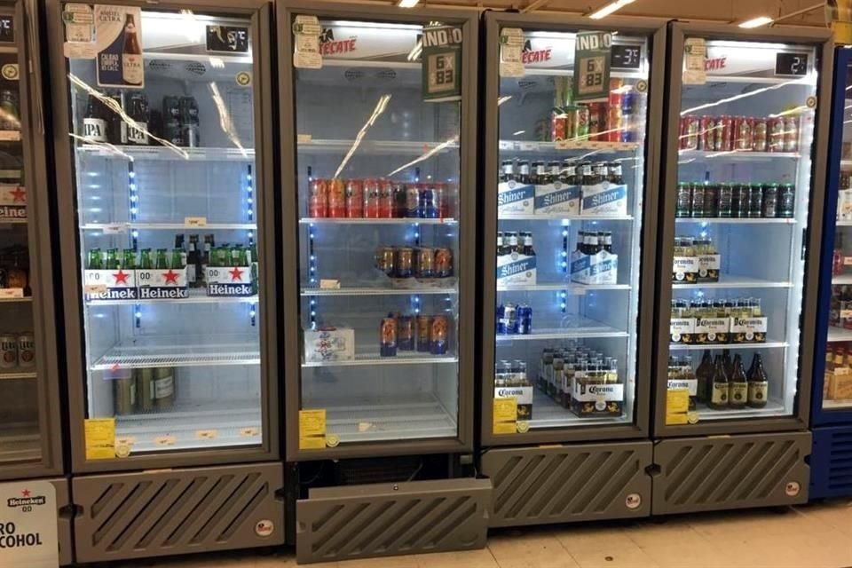 El miércoles, el Gobernador dijo que había planteado prohibir la venta de bebidas alcohólicas, lo que desató compras de pánico.