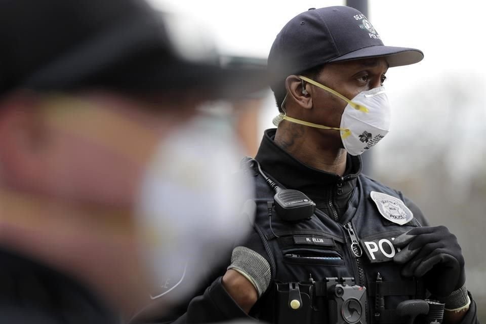 Un oficial de policía de Seattle con una mascarilla tipo N95.