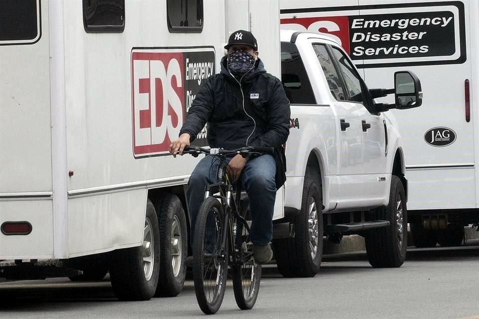 Un ciclista usa una mascarilla de tela en EU.