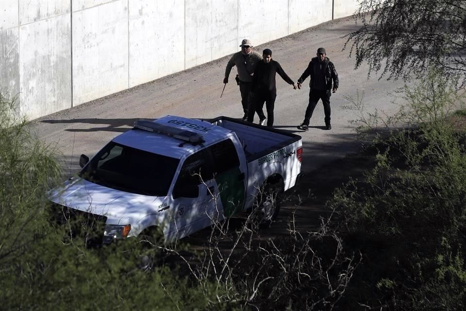 Personal de la Patrulla Fronteriza detiene a un migrante en la frontera de Texas.