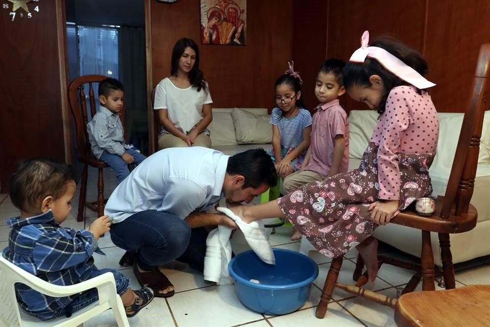 La familia López Barajas realizó el Lavatorio de Pies en casa ante la imposibilidad de asistir a la iglesia debido a la pandemia de coronavirus.