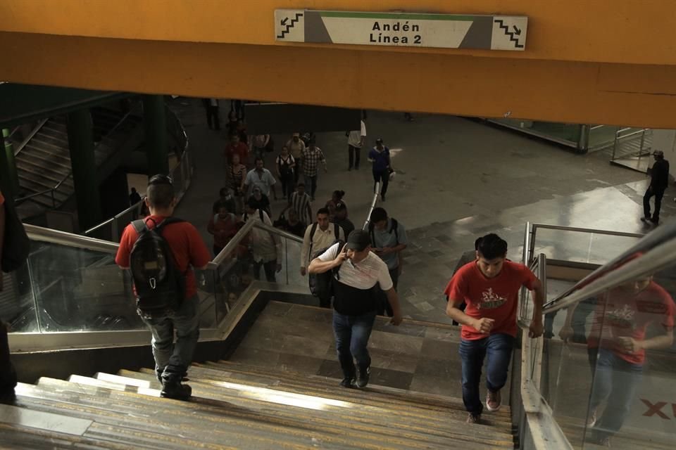 La afluencia de pasajeros en el Metro decayó casi en 58 por ciento durante la última semana, en medio de la suspensión de actividades en centros de trabajo e instituciones educativas como parte de las medidas de contención al coronavirus.