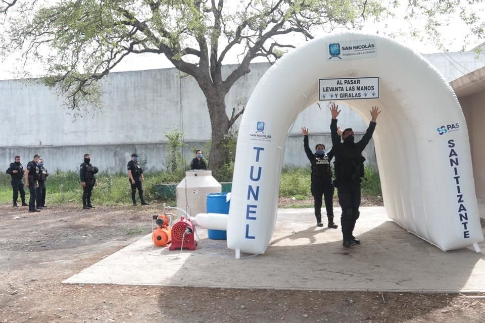 La Dirección de Salud de San Nicolás instaló ayer un túnel sanitizante en el destacamento de la Policía municipal ubicado en las instalaciones de la ex Unidad Deportiva Oriente.