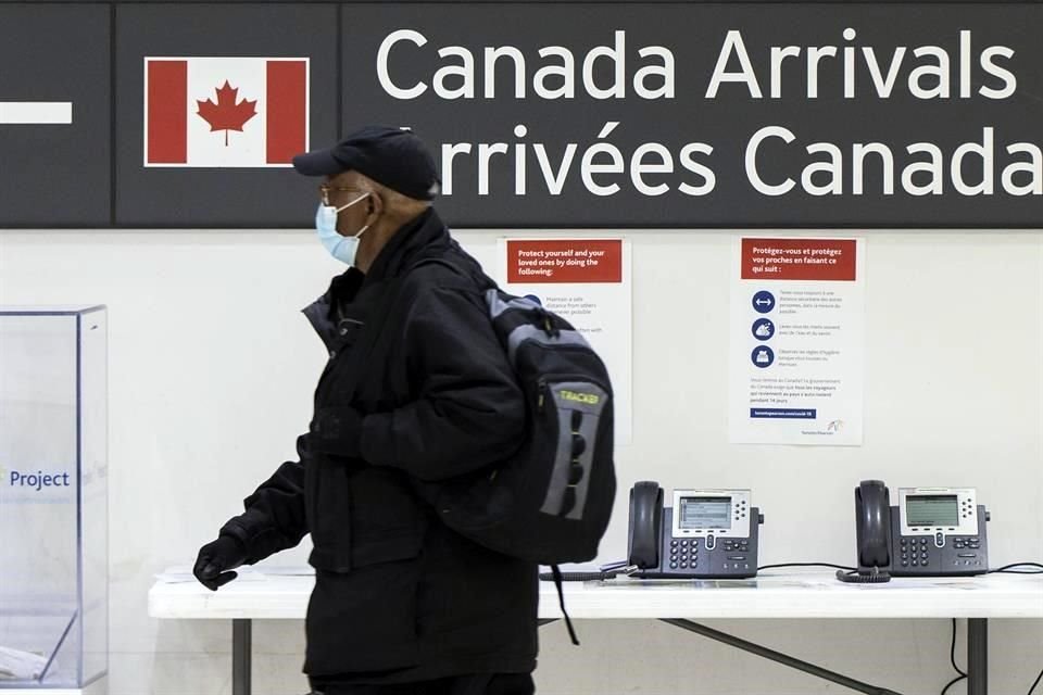 Todas las personas que regresen a Canadá deberán someterse a la prueba PCR antes de abordar sus aviones y nuevamente a su arribo al aeropuerto. 