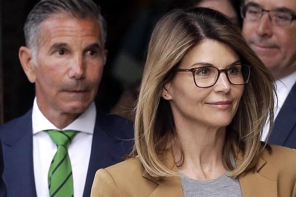 Lori Loughlin y Mossimo Giannulli siguen en espera de su juicio por el fraude en admisión a universidades, en el que enfrentarán cargos por soborno, lavado de dinero y conspiración.
