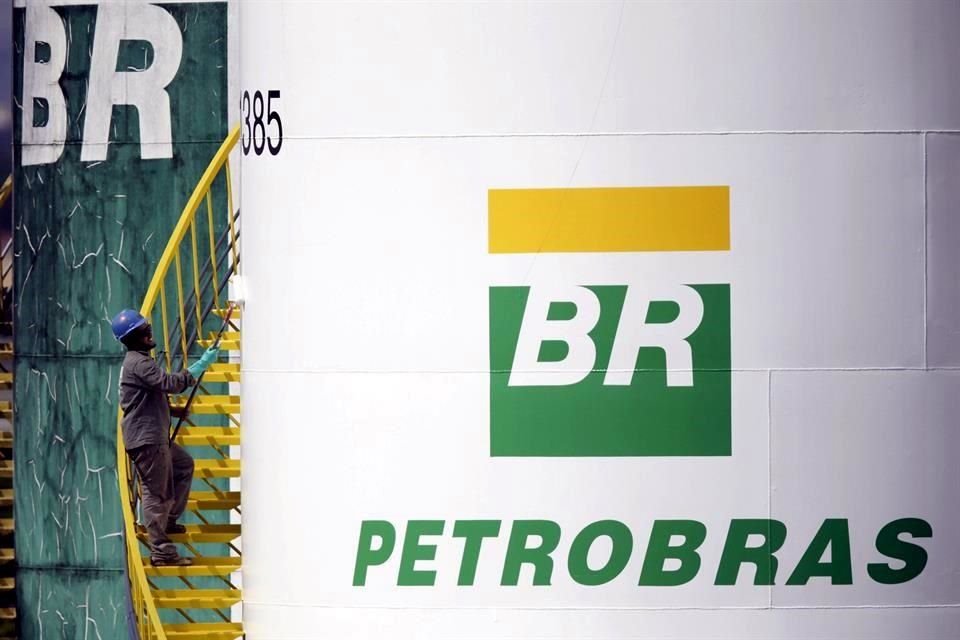 Petrobras dijo que el gasto en recursos humanos se reducirá o retrasará en 2 mil 400 millones de reales (unos 470 millones de dólares).