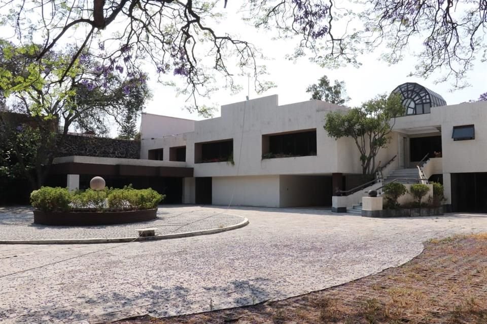 La residencia está ubicada en la calle de Cráter 535, Colonias Jardines del Pedregal, en la Ciudad de México