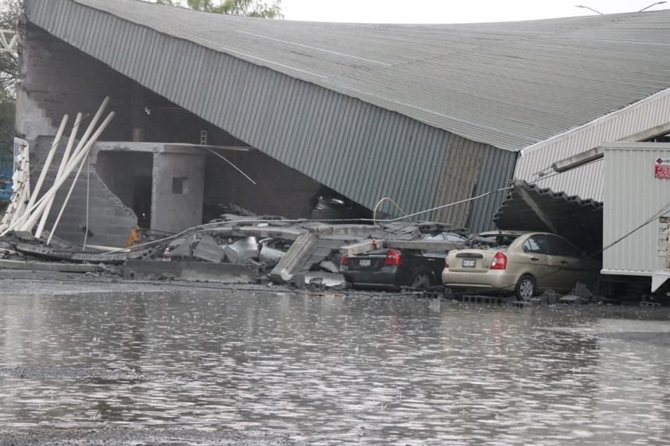 Las instalaciones de una línea de tráileres en Apodaca fueron destrozadas al paso de la tormenta.
