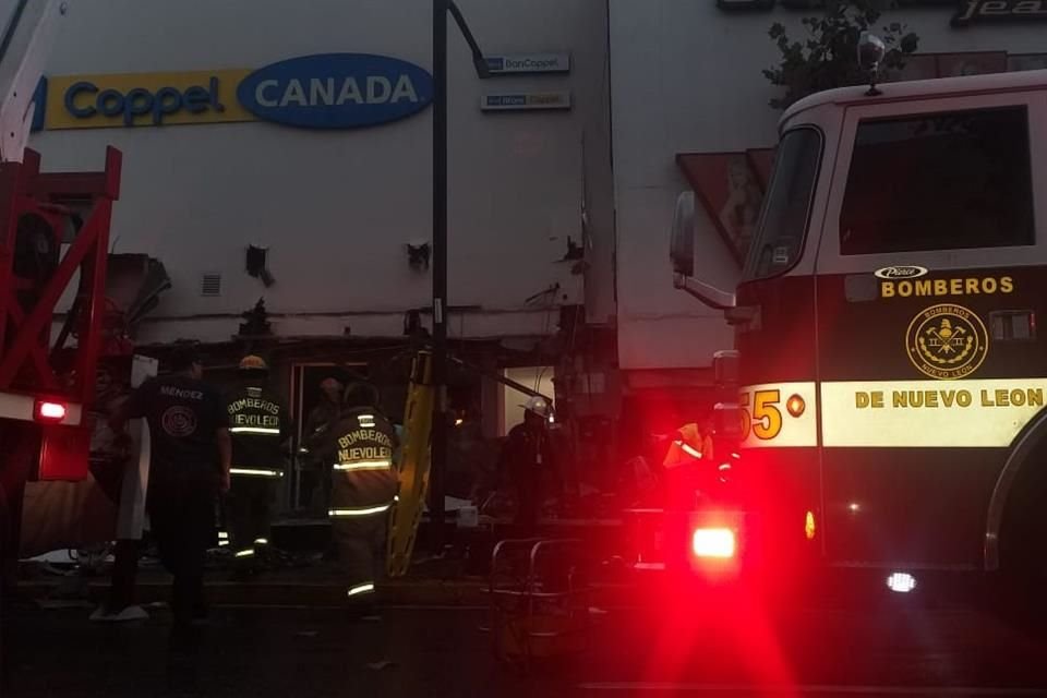 Al menos cinco personas resultaron lesionadas tras la caída de una marquesina de la tienda Coppel, ubicada sobre la Avenida Juárez, casi en el cruce con 15 de Mayo.