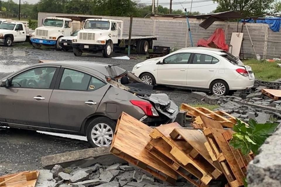Decenas de autos resultaron dañados por la tormenta.