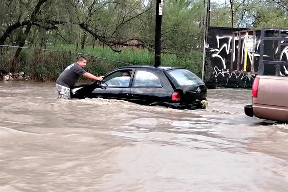 Las inundaciones provocaron que decenas de autos quedaran varados.
