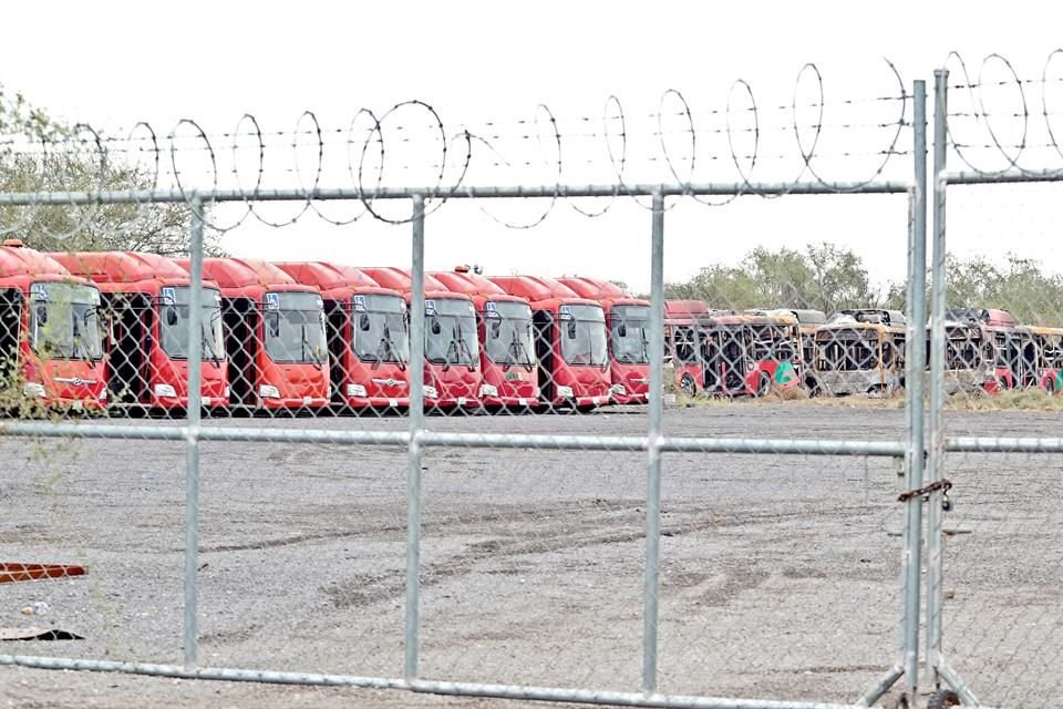 En los terrenos de la empresa Titanium Express, propiedad de Noé Chávez, están decenas de camiones de Ecovía.