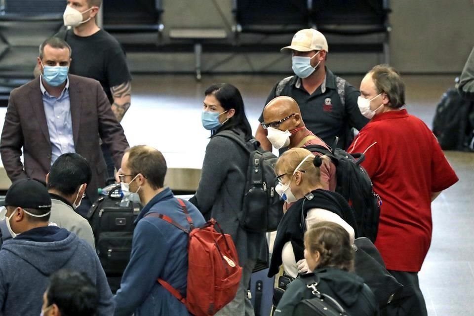 Viajeros con cubrebocas en el aeropuerto Internacional Seattle-Tacoma, en SeaTac, Washington.