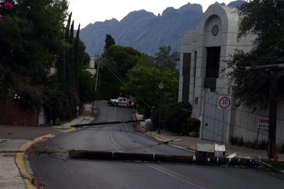 Dos postes con cables de energía eléctrica y de telefonía cayeron en la calle Ónix y Los Ángeles, en la Colonia Hacienda El Rosario.