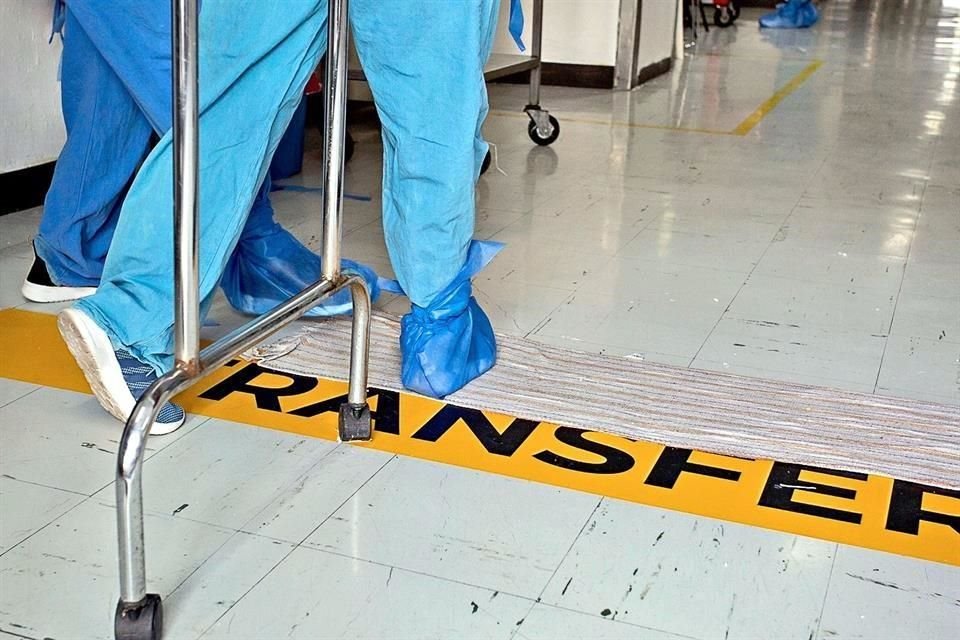 En el área de Medicina Interna del Hospital Juárez de México, donde se atiende a pacientes críticos por coronavirus, médicos, enfermeros y residentes cumplen con el protocolo de desinfección. 