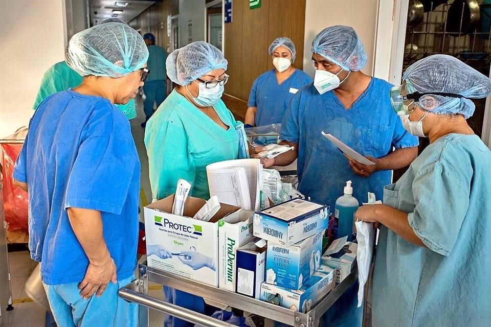 En el rea de Medicina Interna del Hospital Jurez de Mxico, donde se atiende a pacientes crticos por coronavirus, mdicos, enfermeros y residentes cumplen con el protocolo de desinfeccin.