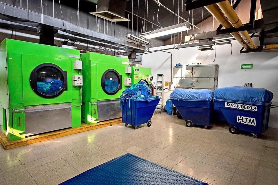 De las 18 personas que laboran en el área de lavandería del hospital Juárez, sólo tres están asignadas a la ropa Covid. Al día lavan más de mil uniformes y 800 sábanas.