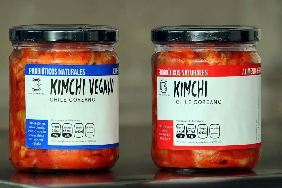 El Kimchi es una col fermentada, estilo coreano con chile, zanahoria, rábano, ajo y jengibre con salsa de pescado; y el Kimchi Vegano contiene todo lo anterior, pero sin la salsa de pescado.