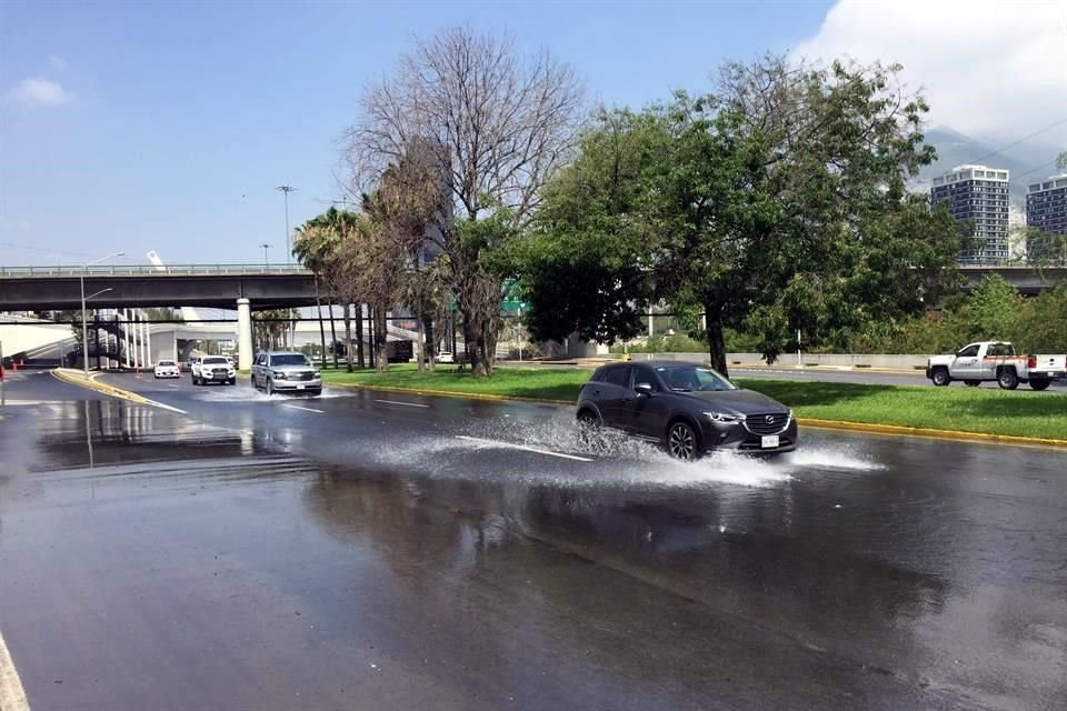 El agua sale de una tubería que se localiza en la acera sur de la avenida, justo debajo del puente de Calzada San Pedro o Miravalle.