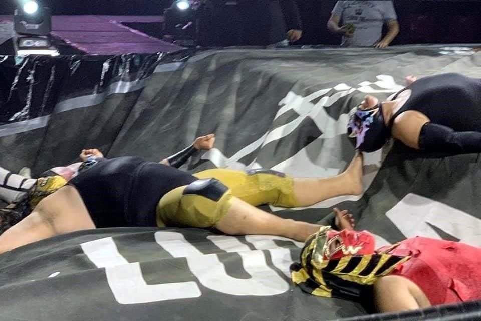 El jueves, el ring de Lucha Time se desplomó en un evento donde no había comisionado de lucha.