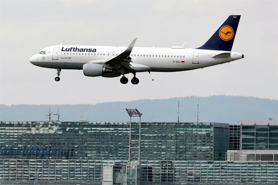 Lufthansa informó que el Estado alemán se hará también con una participación en la compañía de al menos 20 por ciento mediante la suscripción de acciones en una ampliación de capital.