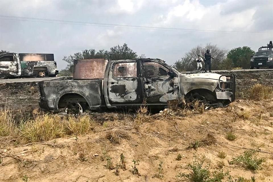 Dos camionetas blindadas fueron halladas incendiadas en los límites de Tamaulipas y Nuevo León.