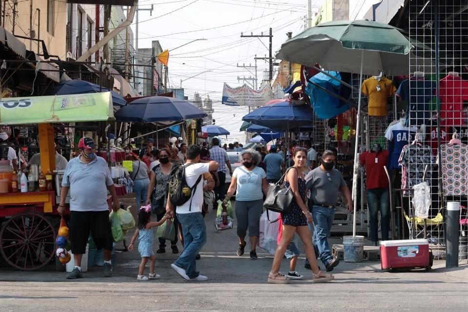 En Colegio Civil, decenas de vendedores y clientes abarrotan a diario esta calle, lo que aumenta el riesgo de contagio de coronavirus.