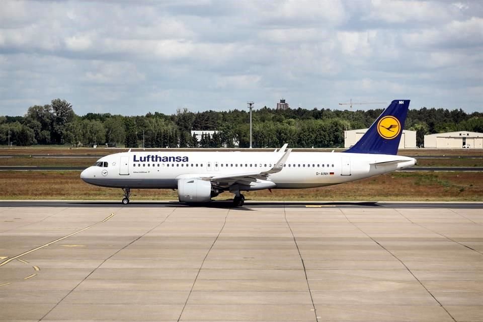La Comisión Europea pidió a la eaerolínea que renuncie a los derechos de aterrizaje para seis de sus 300 franjas horarias en los aeropuertos de Frankfurt y Múnich.