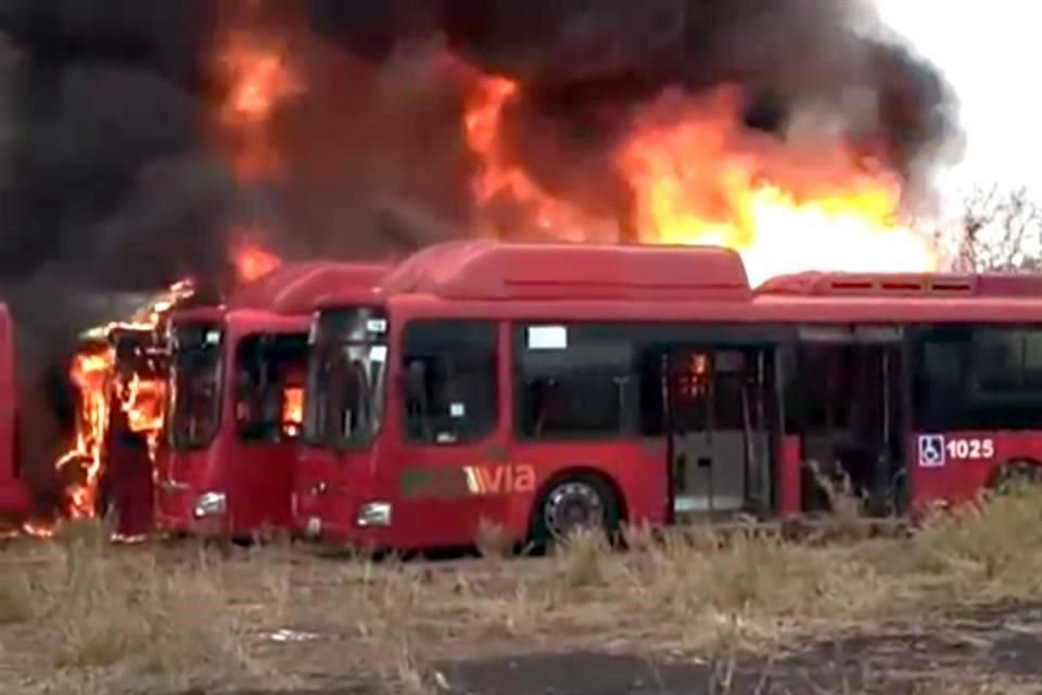 Los camiones de Ecovía se incendiaron el 9 de mayo en terrenos de la empresa Titanium Express, de Noé Chávez.