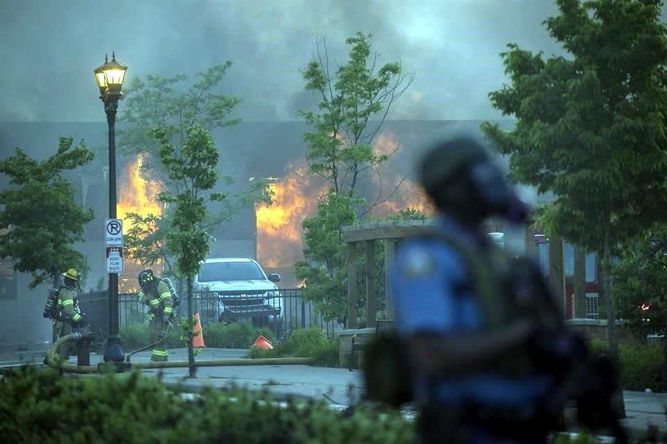 Bomberos combaten incendios en la ciudad de Saint Paul.