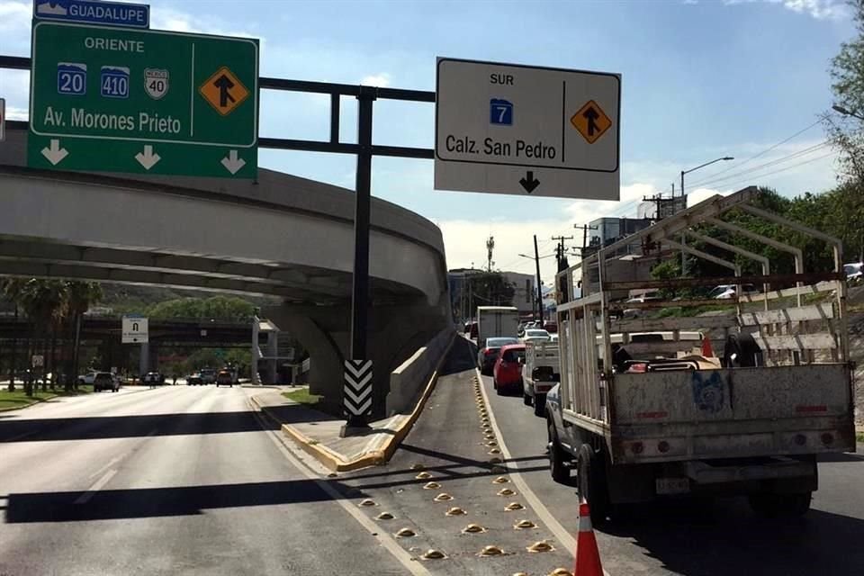 Conductores fueron desviados por la lateral de la avenida para llegar a Calzada San Pedro y retomar más adelante la misma vía.