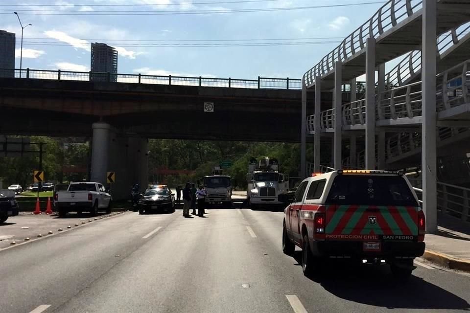Del lado de Monterrey, autoridades también revisaron la estructura para descartar problemas y provocaron el cierre de la lateral del Bulevar Antonio L. Rodríguez al oriente.