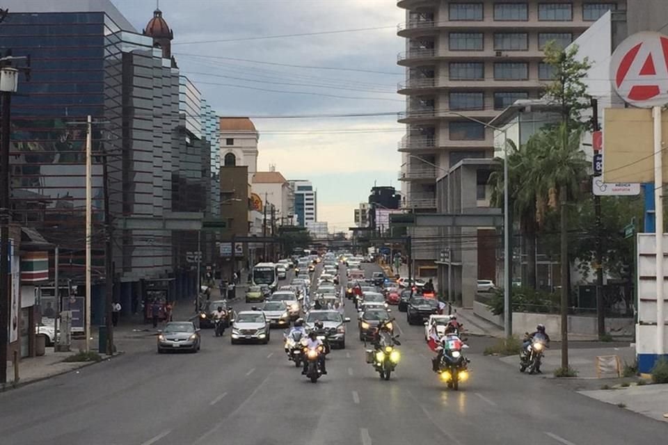  Policías de Fuerza Civil se unieron al cierre de avenidas para controlar el tráfico.
