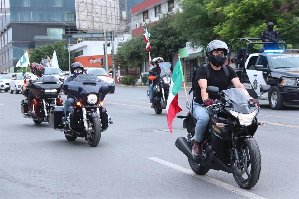 Algunos ciudadanos asistieron a la caravana a bordo de sus motocicletas.