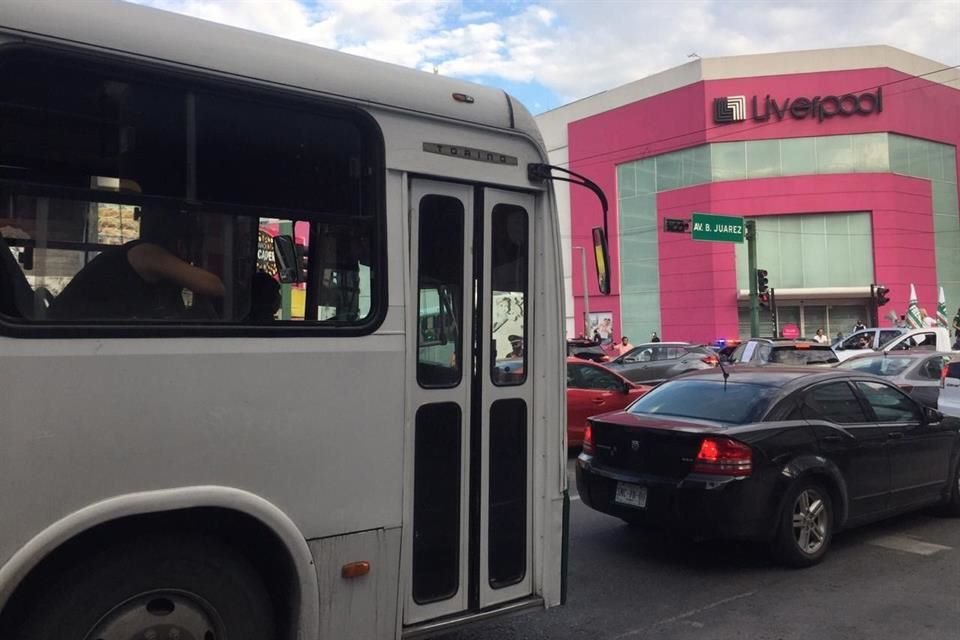Decenas de conductores que circulaban por Juárez hacia el sur dieron una vuelta prohibida y se retornaron en Hidalgo, para librar el cuello de botella que se hizo en Ocampo.