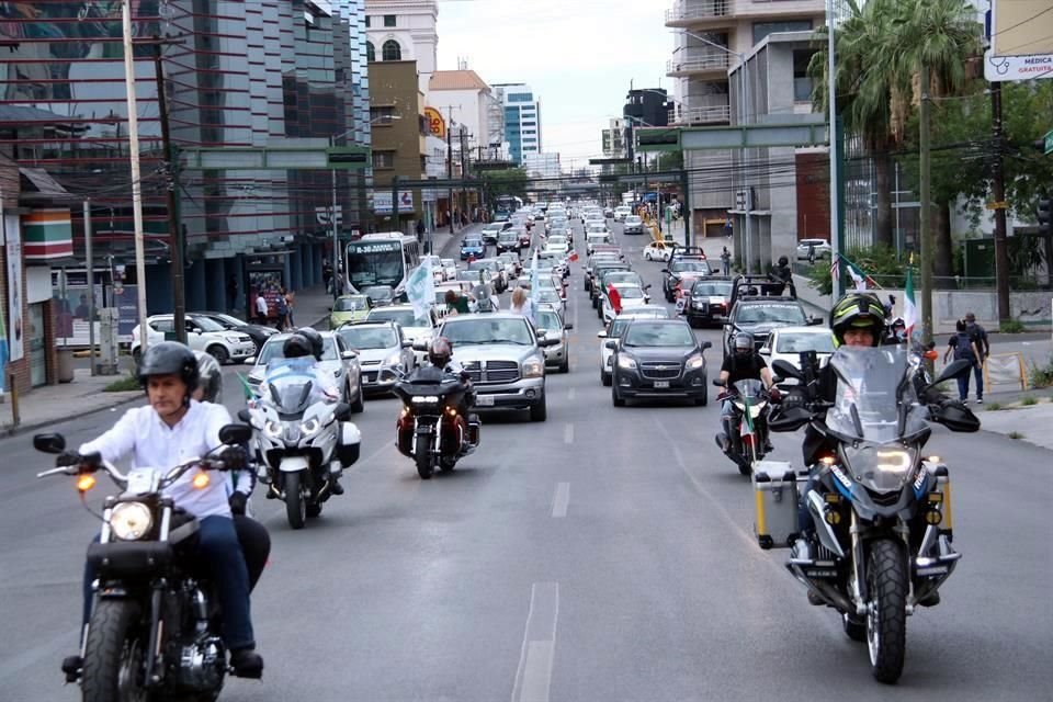El contingente ocupó todos los carriles en la Avenida Pino Suárez.