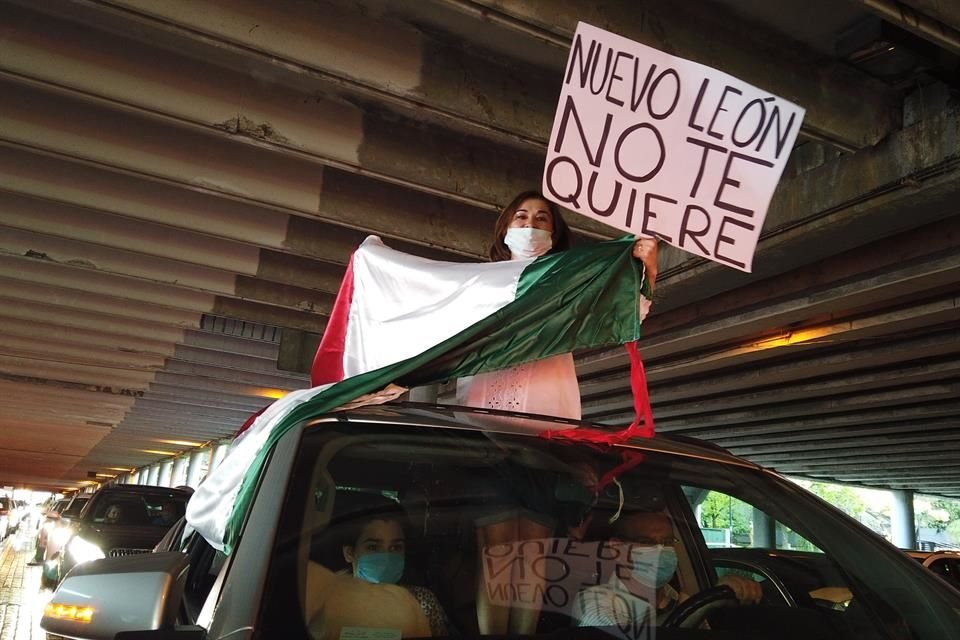 Algunos ondearon banderas de México durante la protesta.