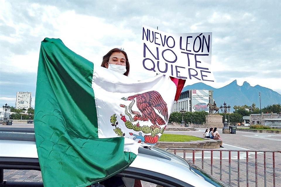 Sin dejar el tapabocas y con la bandera de México en mano, los regios expresaron ayer<br>su rechazo al Presidente Andrés Manuel López Obrador.