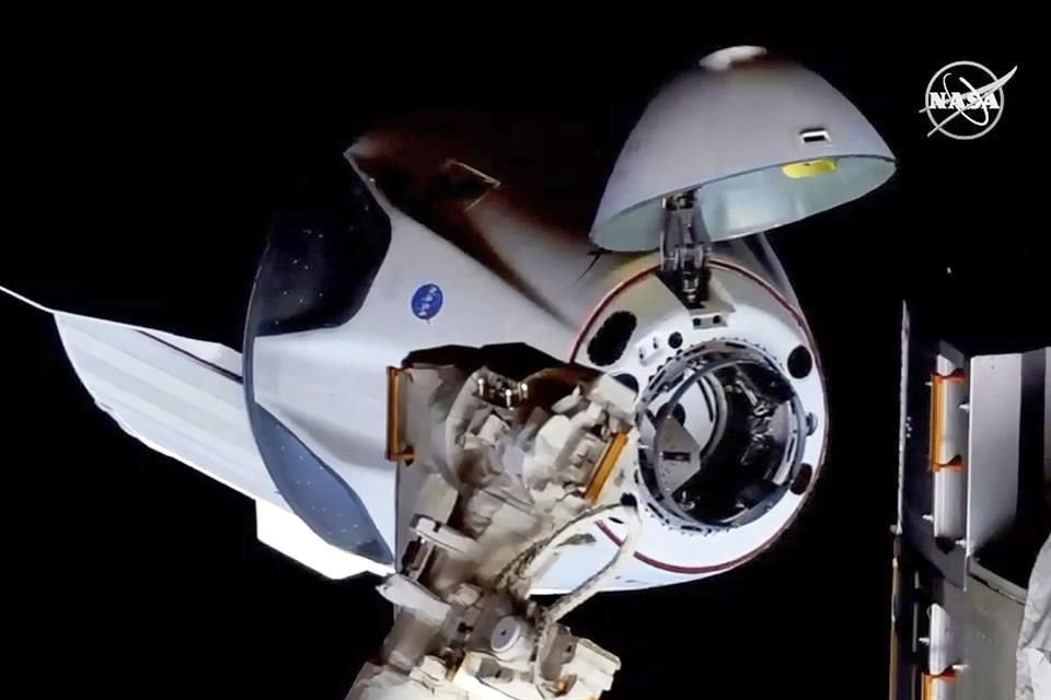 La cápsula Crew Dragón con dos astronautas estadounidenses se acopló con Estación Espacial, como parte de misión de SpaceX y NASA.