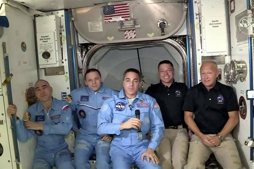 La cápsula Crew Dragón con dos astronautas estadounidenses se acopló con Estación Espacial, como parte de misión de SpaceX y NASA.