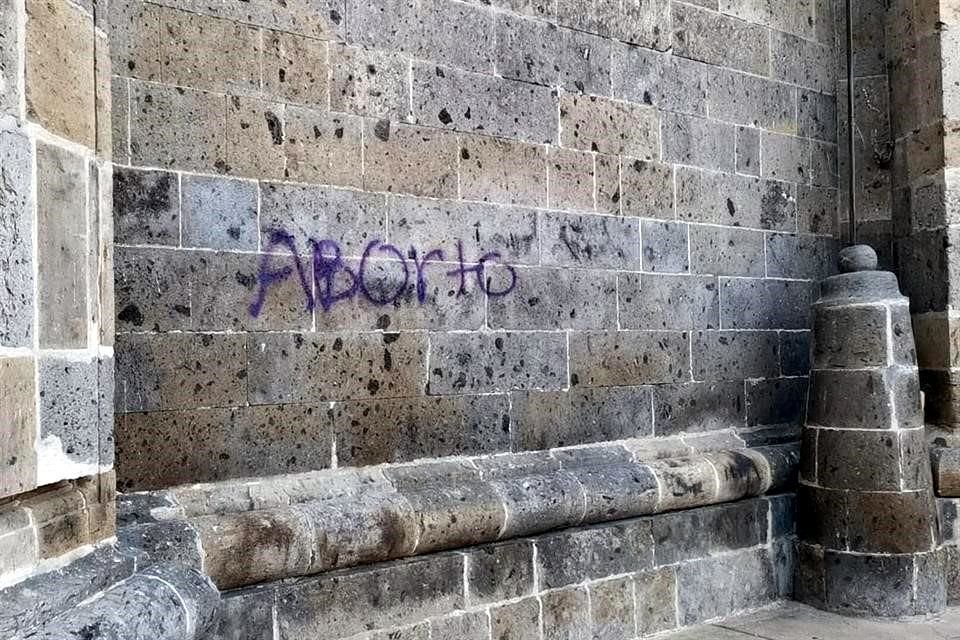 Ya fueron liberadas las cuatro jóvenes capturadas por pintar la palabra 'aborto' en la Catedral de GDL esta madrugada; tres eran menores.