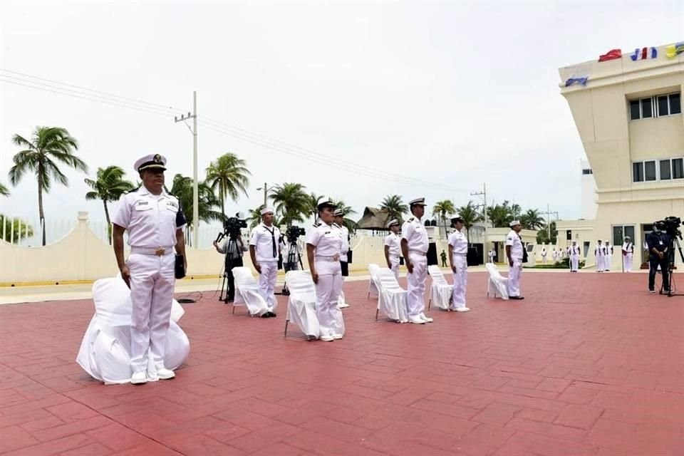 El Mandatario otorgó ascensos y reconocimientos al personal médico de la Secretaría de Marina.