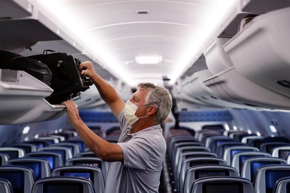 Pasajero usa cubrebocas en un vuelo de Delta Airlines.